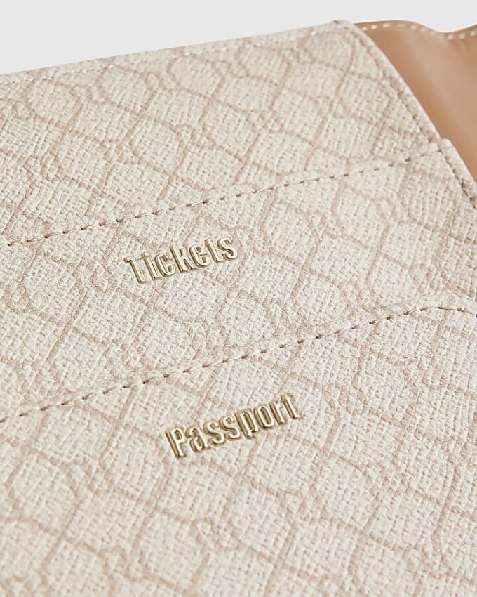 Beige resplånbok med monogram