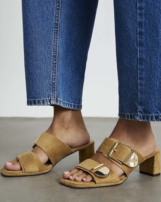Beige sandaler i imitationsmocka med dubbla spännen