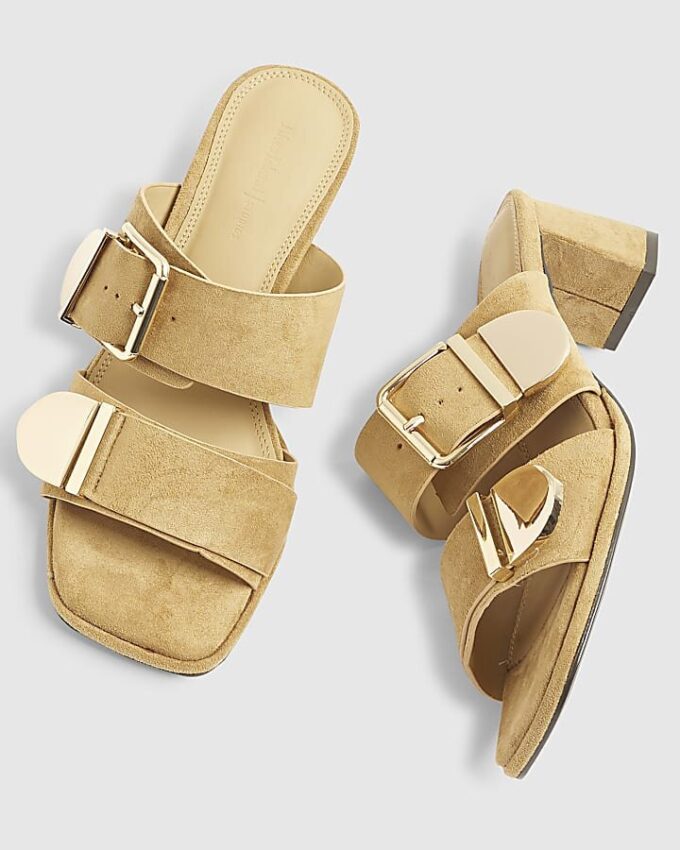 Beige sandaler i imitationsmocka med dubbla spännen