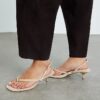 Beige sandaler med remmar och klack i mocka