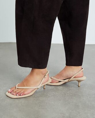 Beige sandaler med remmar och klack i mocka