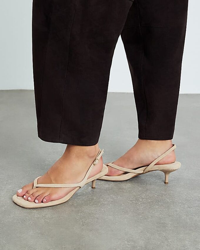 Beige sandaler med remmar och klack i mocka