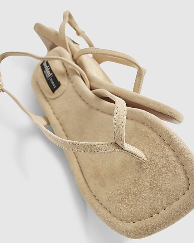 Beige sandaler med remmar och klack i mocka