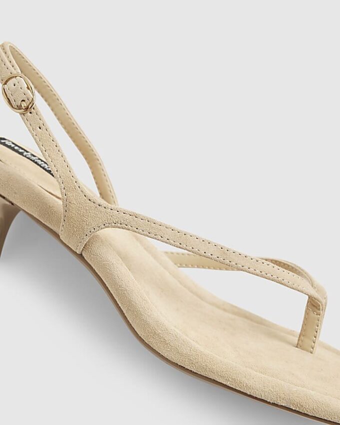 Beige sandaler med remmar och klack i mocka