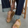 Beige sandaler med remmar och spännen