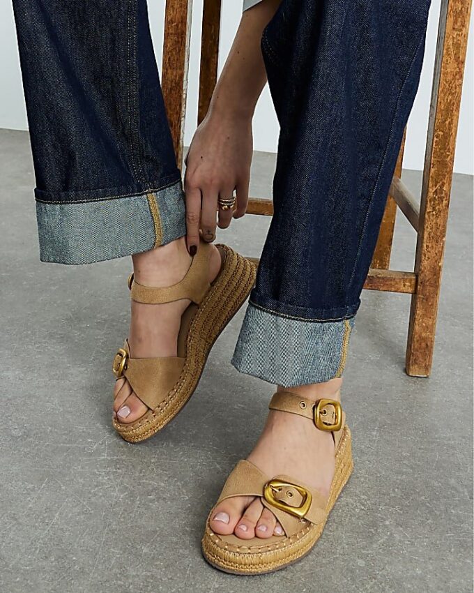 Beige sandaler med remmar och spännen