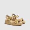 Beige sandaler med remmar och spännen