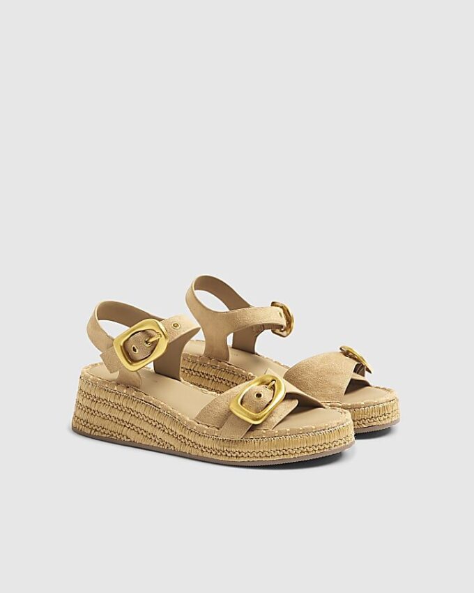 Beige sandaler med remmar och spännen