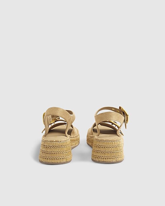 Beige sandaler med remmar och spännen