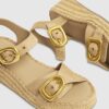 Beige sandaler med remmar och spännen