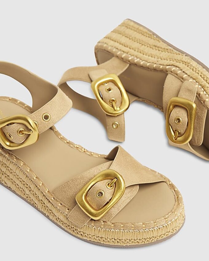 Beige sandaler med remmar och spännen