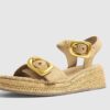 Beige sandaler med remmar och spännen