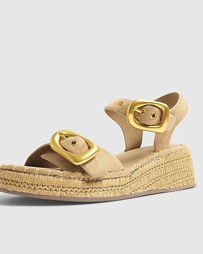 Beige sandaler med remmar och spännen