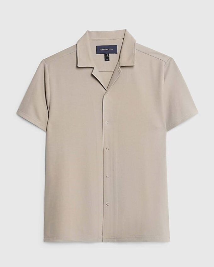 Beige skjorta med muskulös passform