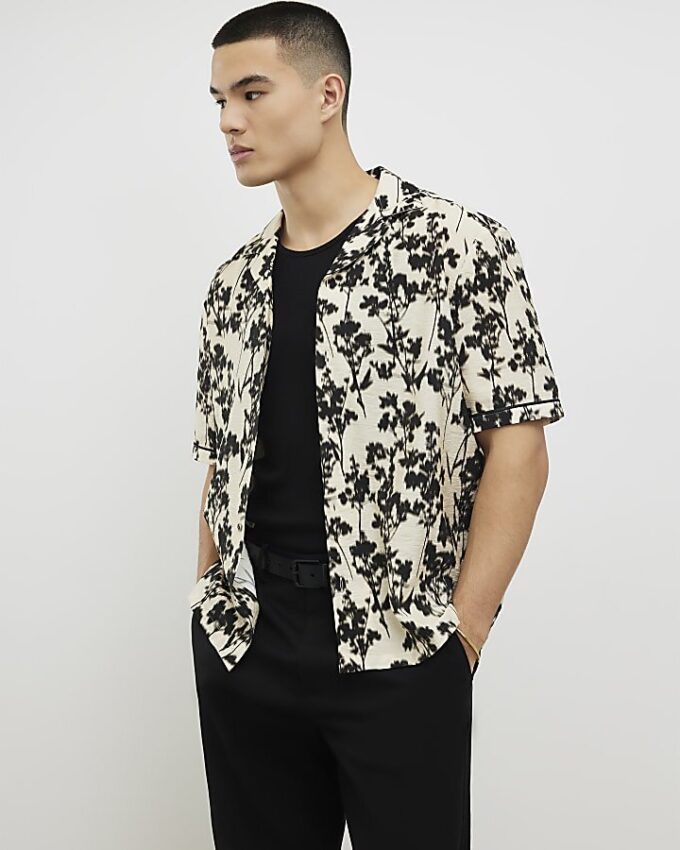 Beige skjorta med normal passform och blommönster