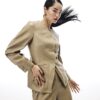 Beige skulpterad blazer i konstläder