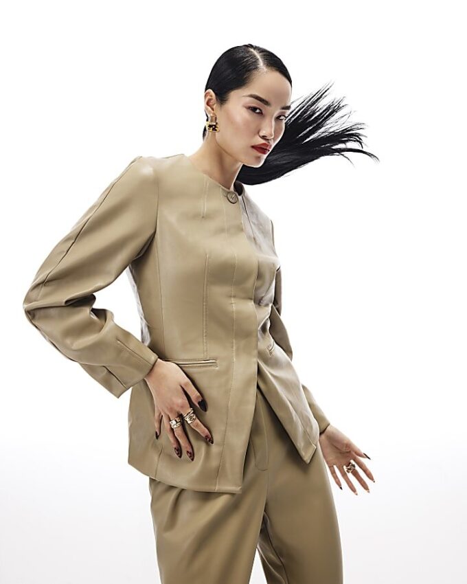 Beige skulpterad blazer i konstläder