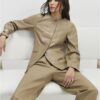 Beige skulpterad blazer i konstläder