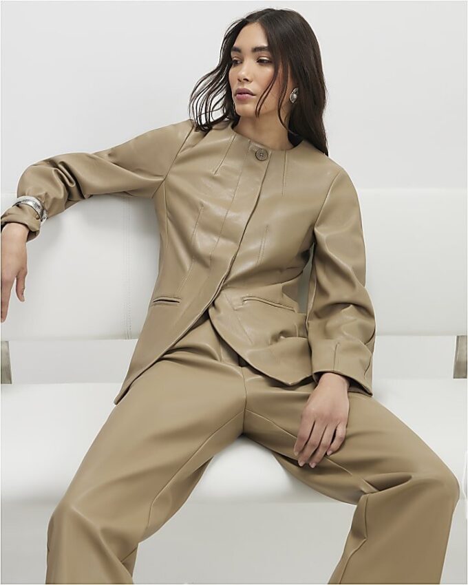 Beige skulpterad blazer i konstläder