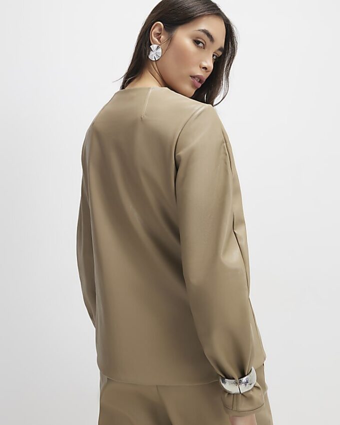 Beige skulpterad blazer i konstläder