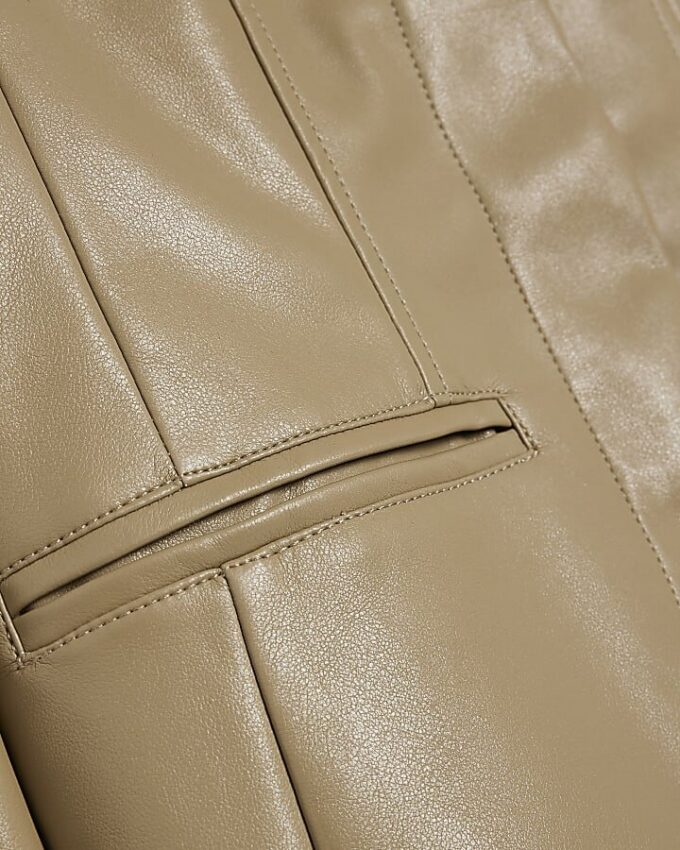 Beige skulpterad blazer i konstläder