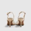 Beige spetsiga pumps med klack i plexiglas