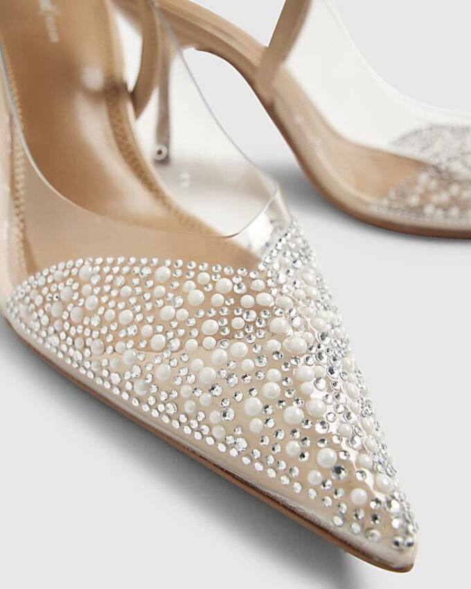 Beige spetsiga pumps med klack i plexiglas