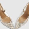 Beige spetsiga pumps med klack i plexiglas