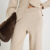 Beige stickade byxor med vida ben