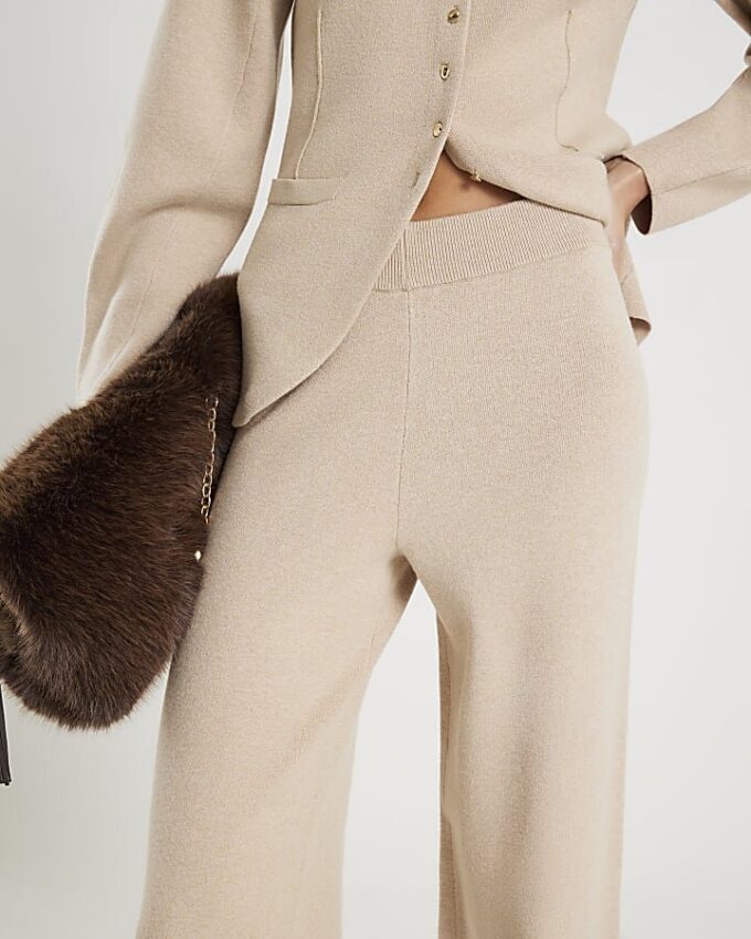 Beige stickade byxor med vida ben