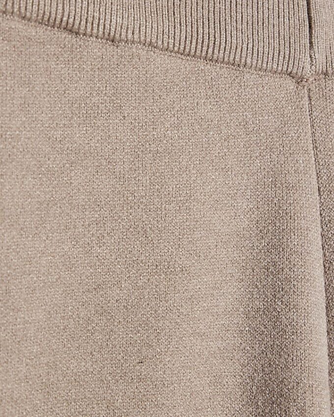 Beige stickade byxor med vida ben