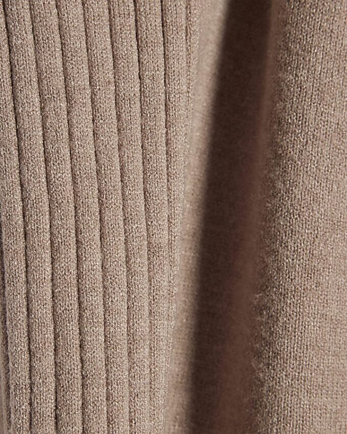 Beige stickade byxor med vida ben och ribbade benslut