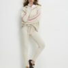 Beige stickade joggingbyxor