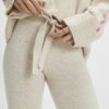 Beige stickade joggingbyxor
