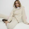 Beige stickade joggingbyxor