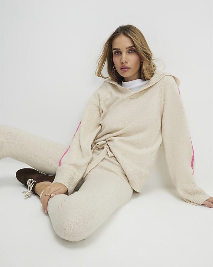 Beige stickade joggingbyxor