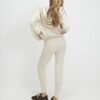 Beige stickade joggingbyxor