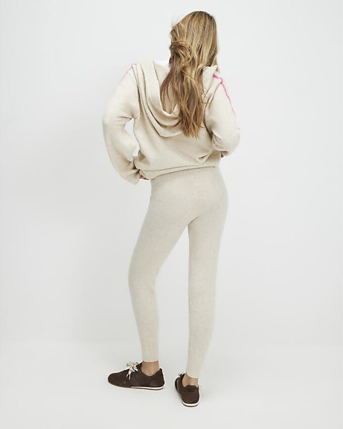 Beige stickade joggingbyxor
