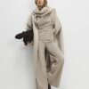 Beige stretchiga randiga byxor med vida ben