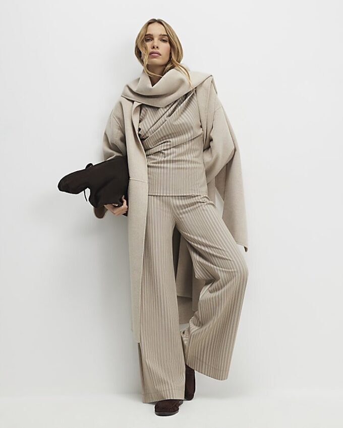 Beige stretchiga randiga byxor med vida ben