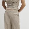 Beige stretchiga randiga byxor med vida ben
