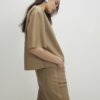 Beige T-shirt med sömdetaljer i imiterat läder