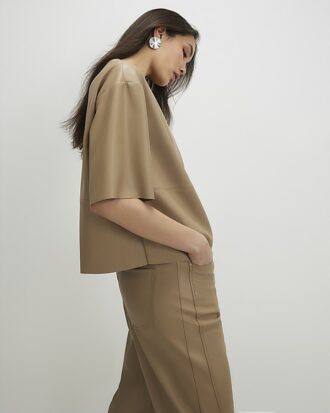 Beige T-shirt med sömdetaljer i imiterat läder
