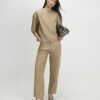 Beige T-shirt med sömdetaljer i imiterat läder