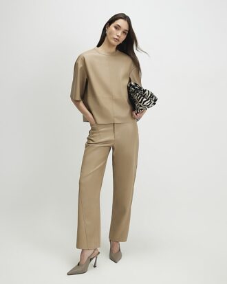 Beige T-shirt med sömdetaljer i imiterat läder