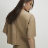 Beige T-shirt med sömdetaljer i imiterat läder