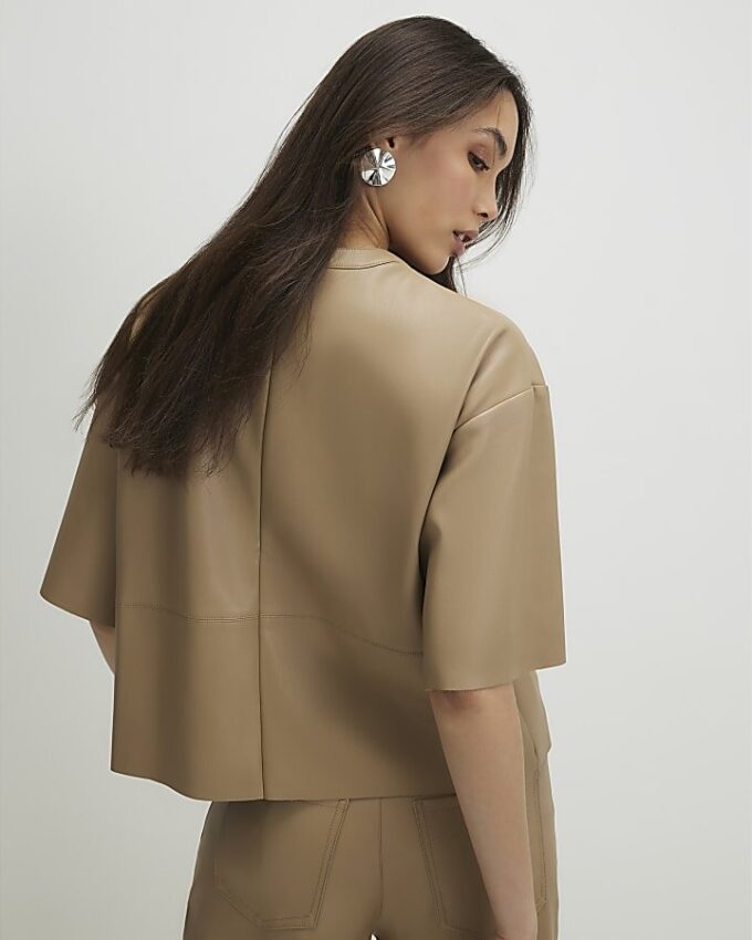 Beige T-shirt med sömdetaljer i imiterat läder