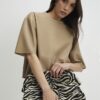 Beige T-shirt med sömdetaljer i imiterat läder