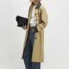 Beige trenchcoat med kokongärmar och krage