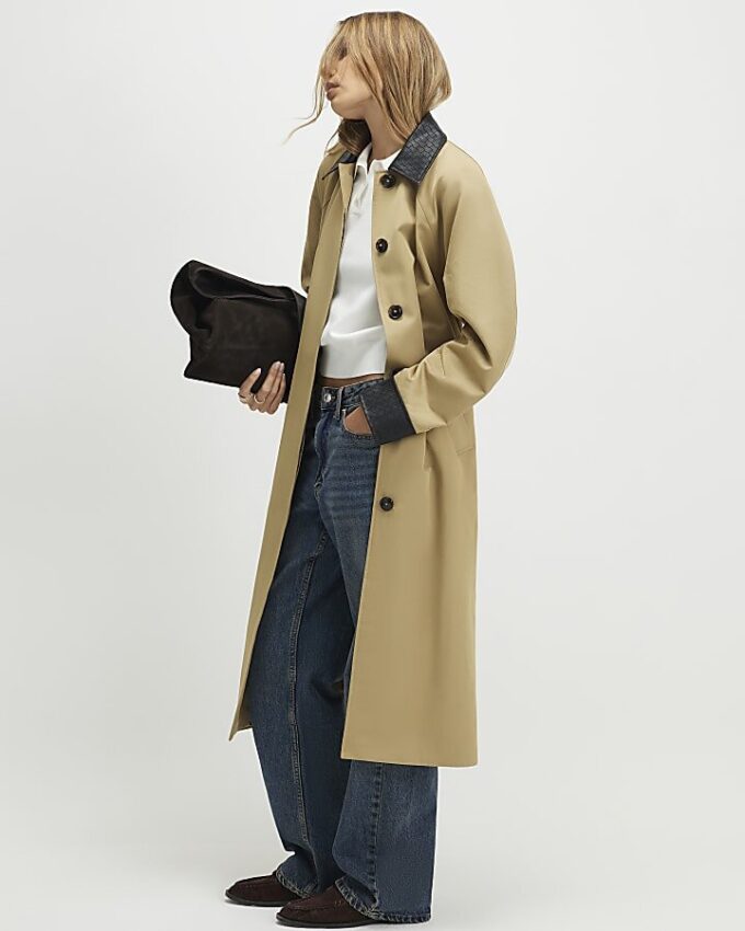 Beige trenchcoat med kokongärmar och krage
